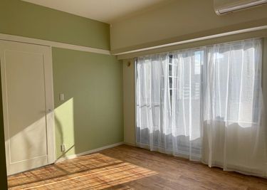 GreenRoom: 同じ大きさの部屋が２部屋 グリーンの壁とウッドの床が特徴 - YUSHIMA STUDIO 701 YUSHIMA STUDIO　|　自然光◎南向き撮影スタジオの室内の写真