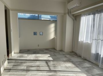 White Room: 高台の上に位置する為、1年中日差しが入ります - YUSHIMA STUDIO 701 YUSHIMA STUDIO　|　自然光◎南向き撮影スタジオの室内の写真