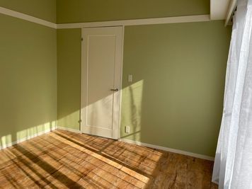 GreenRoom: 同じ大きさの部屋が２部屋 グリーンの壁とウッドの床が特徴 - YUSHIMA STUDIO 701 YUSHIMA STUDIO　|　自然光◎南向き撮影スタジオの室内の写真