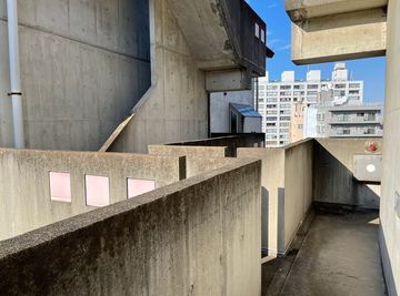 特徴的なモルタルの階段 - YUSHIMA STUDIO 701 YUSHIMA STUDIO　|　自然光◎南向き撮影スタジオの外観の写真