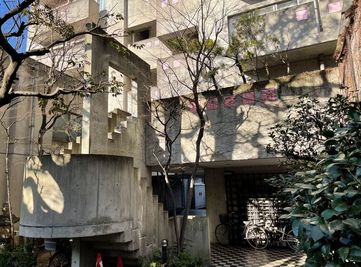 入り口もジブリ感があって好評です - YUSHIMA STUDIO 701 YUSHIMA STUDIO　|　自然光◎南向き撮影スタジオの外観の写真