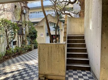 入り口もジブリ感があって好評です - YUSHIMA STUDIO 701 YUSHIMA STUDIO　|　自然光◎南向き撮影スタジオの外観の写真