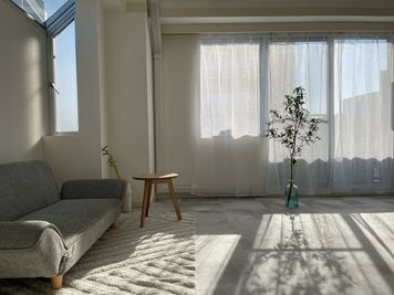 White Room : 高台の上に位置する為、1年中日差しが入ります - YUSHIMA STUDIO 701 YUSHIMA STUDIO　|　自然光◎南向き撮影スタジオの室内の写真