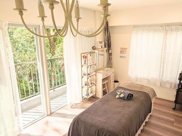 体に優しい低反発ベッド、下には電気毛布が常備されています。 - レンタルサロン Five senses spa 駒込 マッサージ/骨盤矯正/オイルケア/少人数の美容セミナーにも最適！の室内の写真