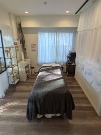 お客様はこの空間でお支度やお着替えができます☆ - レンタルサロン Five senses spa 駒込 マッサージ/骨盤矯正/オイルケア/少人数の美容セミナーにも最適！の室内の写真