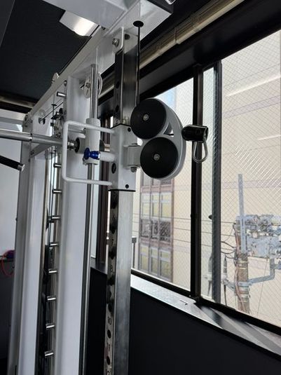 駅近！個室レンタルジム（ケーブル付きマルチスミスマシン） - 個室レンタルジム（ケーブル付きマルチスミスマシン）