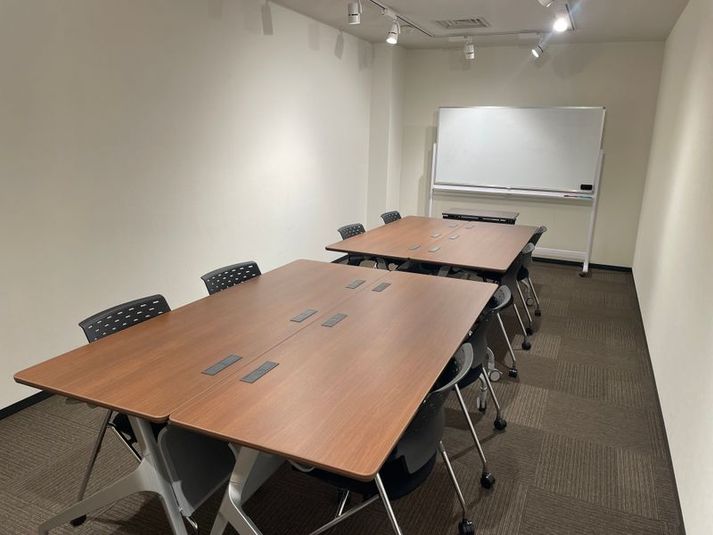 RoomB | 会議・研修で使えるスペース。撮影・配信にも - レンタルスペース＆撮影・配信スタジオ　LiLeaS（ライラス）