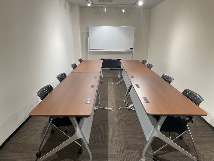 RoomB | 会議・研修で使えるスペース。撮影・配信にも - レンタルスペース＆撮影・配信スタジオ　LiLeaS（ライラス）