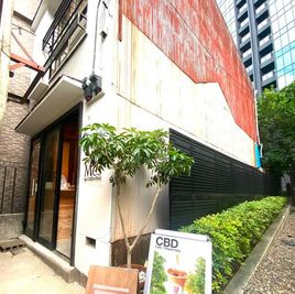 サロンの外観です。１階がカフェ、２階がヘアサロンになっています。 - 当日予約可！１階がカフェ&Bar２階がサロンのスペース ヘアサロンTerminal10の外観の写真