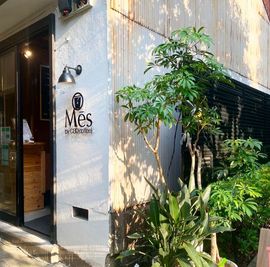 入り口です。 - 当日予約可！１階がカフェ&Bar２階がサロンのスペース ヘアサロンTerminal10の入口の写真