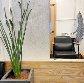 当日予約可！１階がカフェ&Bar２階がサロンのスペース ヘアサロンTerminal10の室内の写真