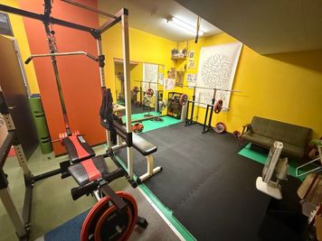 完全個室、鏡完備、トレーニング機材完備、プライベートジム - スタジオリーガル 完全個室【トレーニングルーム】の室内の写真