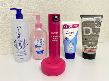 【使える一覧】
メイク落とし、化粧水🧴、ヘアワックス、ヘアジェル、ヘアスプレー、洗顔
※一部在庫がない可能性もございます。 - FUNS【ファンズ】京都❷の室内の写真