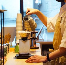 １階がカフェになっておりサロン利用時は２００円引きでオーダーする事ができます。 - 当日予約可！１階がカフェ&Bar２階がサロンのスペース ヘアサロンTerminal10のその他の写真