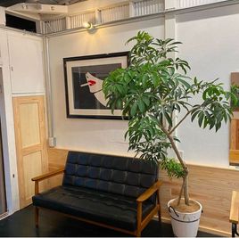 待合です。Diorの絵が飾られています。 - 当日予約可！１階がカフェ&Bar２階がサロンのスペース ヘアサロンTerminal10の室内の写真