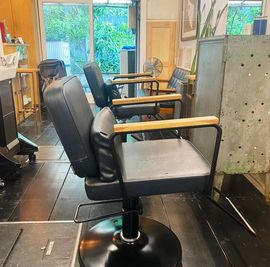 ヘアサロンチェアーです。シャンプー代が移動式でお客様は動く必要がございません。 - 当日予約可！１階がカフェ&Bar２階がサロンのスペース ヘアサロンTerminal10の設備の写真
