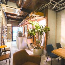 １階のカフェでお待ちになることも出来ます。wi-fi、コンセント完備。 - 当日予約可！１階がカフェ&Bar２階がサロンのスペース ヘアサロンTerminal10のその他の写真