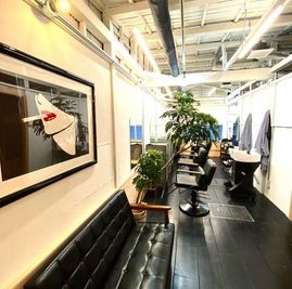 サロンの全体絵です。 - 当日予約可！１階がカフェ&Bar２階がサロンのスペース ヘアサロンTerminal10の室内の写真