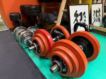 ダンベル　重さ調整可能 - スタジオリーガル 完全個室【トレーニングルーム】の設備の写真