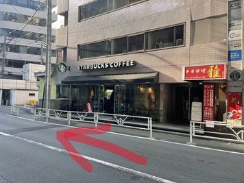 【スタバ】さんを通り過ぎます。 - ザ・スペース新宿南口 レンタルスペースＡ（防音）のその他の写真