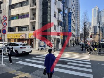 カレーうどん【千吉】さんの信号を渡り左折します。 - ザ・スペース新宿南口 レンタルスペースＡ（防音）のその他の写真