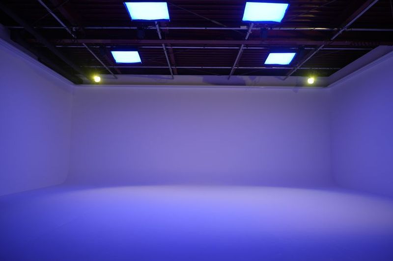 【スチール撮影予約用】予約用都内大型白ホリスタジオ - STUDIO X GARAGE