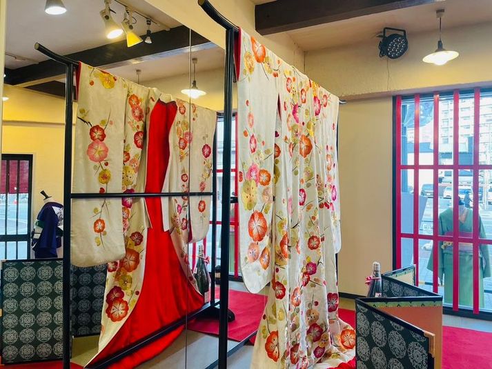 吉原の情緒を纏う、赤い格子の和空間 - GeishaTheater