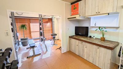 ストレッチスペースも十分 - レンタルジム All Day Gym世田谷 用賀店  All Day Gym世田谷 用賀店の室内の写真