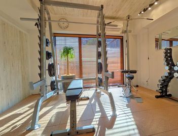 スミスマシン兼ハーフラック、ケーブルマシン - レンタルジム All Day Gym世田谷 用賀店  All Day Gym世田谷 用賀店の室内の写真