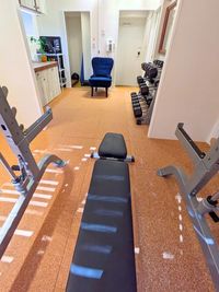 白基調のナチュラルテイストの内装 - レンタルジム All Day Gym世田谷 用賀店  All Day Gym世田谷 用賀店の室内の写真