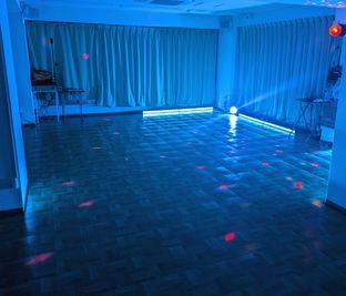 追加オプションの演出照明でイベントも盛り上がりますよ - レンタルスペース studioLunaFun（ルナファン） 多目的に使える駅近レンタルスタジオ！無料備品多数！の室内の写真