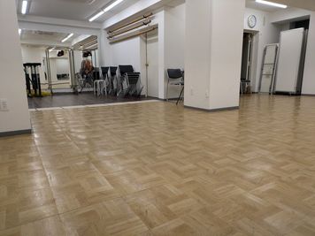 スタジオの出入り口は2ヶ所ありますので、用途によって使い分けれます。ファン会などの演者出入口としてなど。 - レンタルスタジオLunaFun（ルナファン） 持ち込み飲食が可能なレンタルスペース！の室内の写真