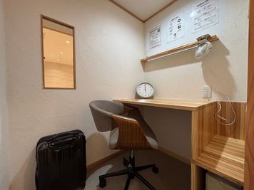 完全個室ブース（定員１名）【No.2_向かって右】Wi-Fi＆電源完備/オンライン面接＆会議/テレワーク - 【2ndBase_広島駅南口】