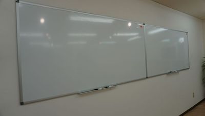 講座やセミナー・会議などでも使用可能な大型ホワイトボード
マーカーペンも無料でご用意しております - 板橋区役所前レンタルスタジオの設備の写真