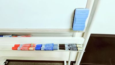 ホワイトボードマーカー
黒 赤 青 - 淀屋橋セミナーセンター 【最大11名22㎡】11人貸会議室6階603号室の設備の写真