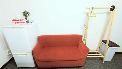 ゴミ箱(分別なし)
ハンガーラック
２Pソファ
2ドア冷蔵庫
消毒液
ティッシュボックス
フリーWIFI - 淀屋橋セミナーセンター 【最大11名22㎡】11人貸会議室6階603号室の設備の写真