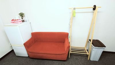 ゴミ箱(分別なし)
ハンガーラック
２Pソファ
2ドア冷蔵庫
消毒液
ティッシュボックス
フリーWIFI - 淀屋橋セミナーセンター 【最大11名22㎡】11人貸会議室6階603号室の設備の写真
