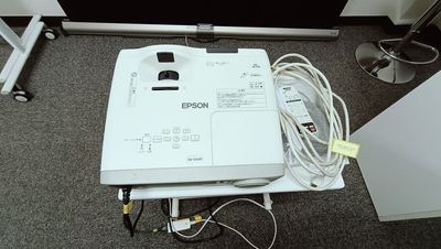 【プロジェクターセット無料】
高輝度超短焦点プロジェクター
3,400ルーメン
プロジェクタースクリーン
HDMIケーブル５ｍ
VGAケーブル - 淀屋橋セミナーセンター 【最大11名22㎡】11人貸会議室6階603号室の設備の写真