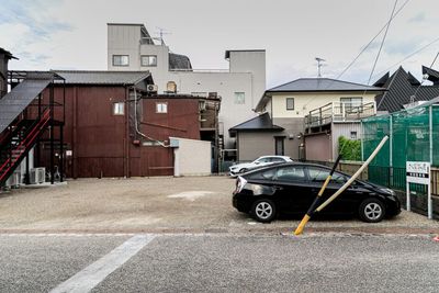 裏手駐車場 - いぬやま学び舎 城下町にあるレンタルスペースの外観の写真