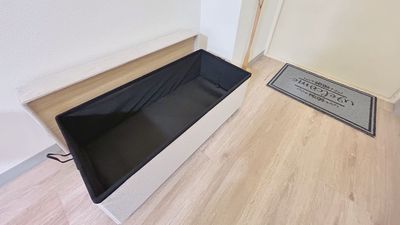 玄関のチェアは収納ボックスにもご利用できます。セラピスト様のお荷物入れとしてご利用くださいませ。 - レンタルサロンSHARE RETREAT横浜店 【完全個室貸切】レンタルサロン　シェアリトリート横浜駅前店の設備の写真