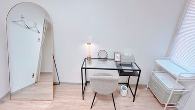 大きな全身鏡で色々な用途にご利用いただけます。 - レンタルサロンSHARE RETREAT横浜店 【完全個室貸切】レンタルサロン　シェアリトリート横浜駅前店の室内の写真