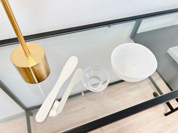 フェイシャルの道具もご用意しております。是非ご利用くださいませ。
ガラス容器はオイルマッサージなどのオイル入れにも利用いただけます。 - レンタルサロンSHARE RETREAT横浜店 【完全個室貸切】レンタルサロン　シェアリトリート横浜駅前店の室内の写真