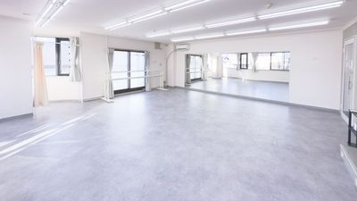 広いダンススペースなので自由にお使いいただけます！ - レンタルスタジオPleasure 春日野道駅徒歩5分ダンスやバレエができる広いレンタルスタジオの室内の写真