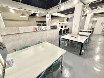 フォンブース外はシェアオフィス・コワーキングスペースとなっております。（ご利用には別途料金発生いたします。） - KSA Works KSA Works フォンブースの室内の写真