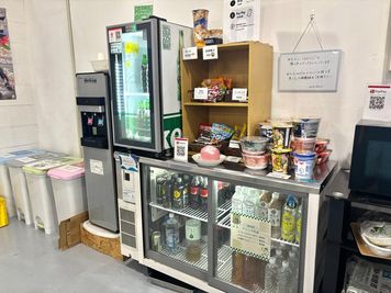 ミニコンビニも充実しておりますので、是非ご利用ください。 - KSA Works KSA Works フォンブースの室内の写真
