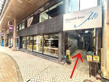 1F Lagoon KOZAから出入りできない場合は右横の奥通路へ進むと階段がございます。2階までお進みください。 - KSA Works KSA Works フォンブースの室内の写真