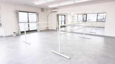 バレエバーも設置しており、練習し放題♪ - レンタルスタジオPleasure 春日野道駅徒歩5分【ダンスやバレエができるレンタルスタジオ】の設備の写真