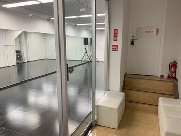 地下ガラス扉前 - STUDIOFLAG高田馬場1号店の入口の写真