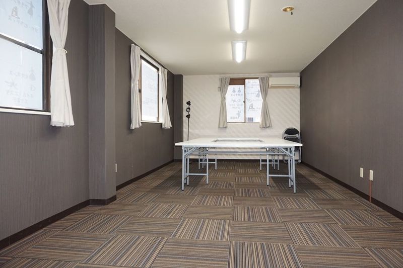 スタジオ２０１　ギター教室開催中椅子・テーブル有１６人まで可能 - レンタルスタジオ　クローバー