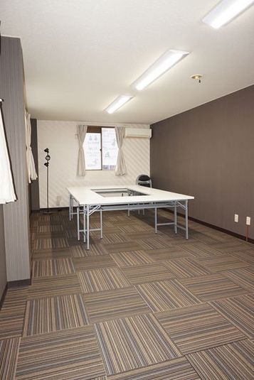 スタジオ２０１　ギター教室開催中椅子・テーブル有１６人まで可能 - レンタルスタジオ　クローバー